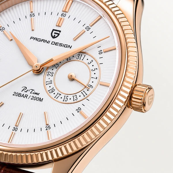 close do mostrador branco e coroa em relógio masculino Pagani Design