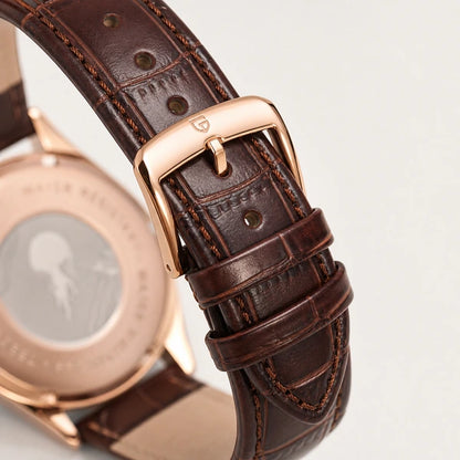detalhe da pulseira de couro marrom e acabamento do fecho
