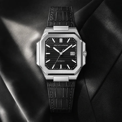 Relogio Masculino de Couro Preto Specht & Sohne Cubico Automatico em composicao editorial com tecido premium