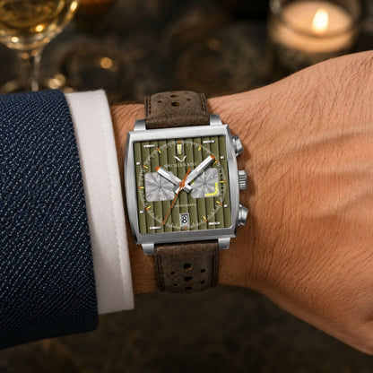 Relogio quadrado Couro Torq no pulso em estilo casual