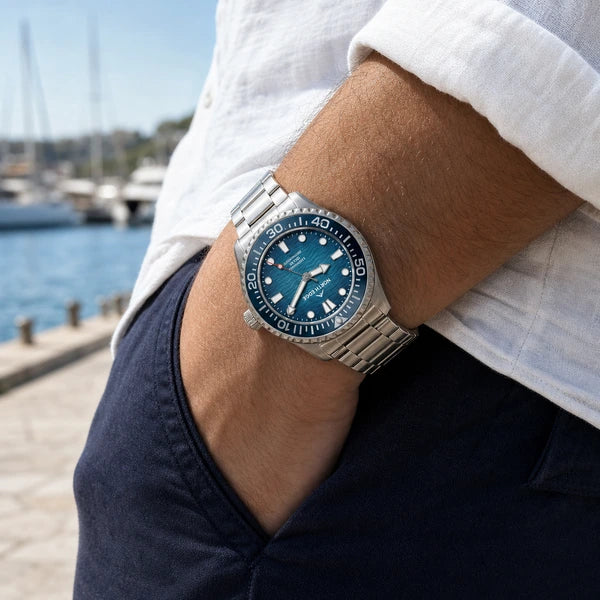 relógio masculino de mergulho North Edge Triton azul no pulso com visual casual