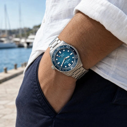 relógio masculino de mergulho North Edge Triton azul no pulso com visual casual