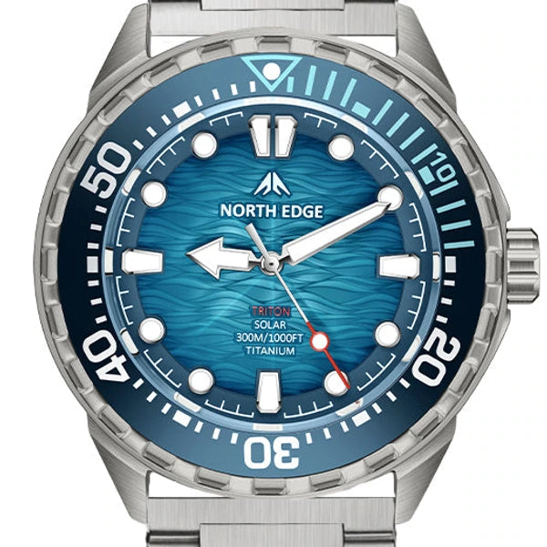 close do mostrador azul do North Edge Triton-TI