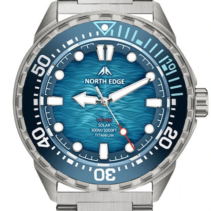 close do mostrador azul do North Edge Triton-TI