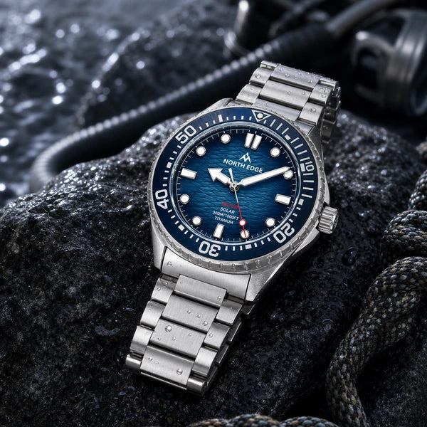 relógio masculino de mergulho North Edge Triton azul sobre pedra molhada