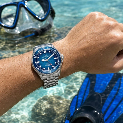 relógio masculino de mergulho North Edge Triton azul em cena de mergulho casual