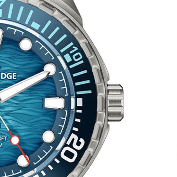 close da coroa e bezel do relógio North Edge Triton azul