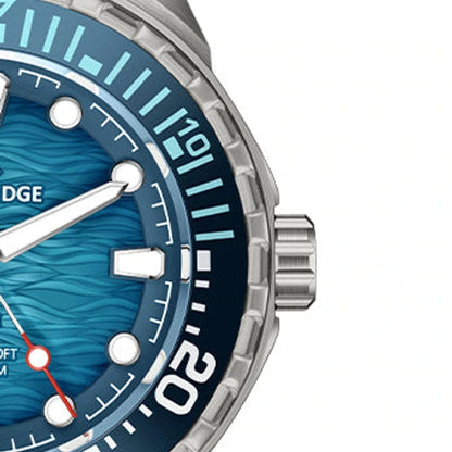 close da coroa e bezel do relógio North Edge Triton azul