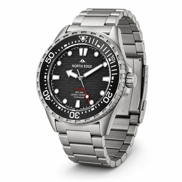 relógio masculino de mergulho North Edge Triton preto em ângulo três quartos