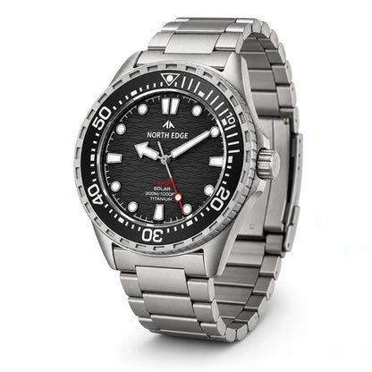 relógio masculino de mergulho North Edge Triton preto em ângulo três quartos