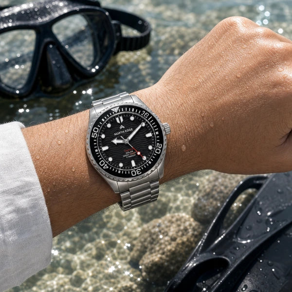 relógio masculino de mergulho North Edge Triton preto em cena de mergulho casual