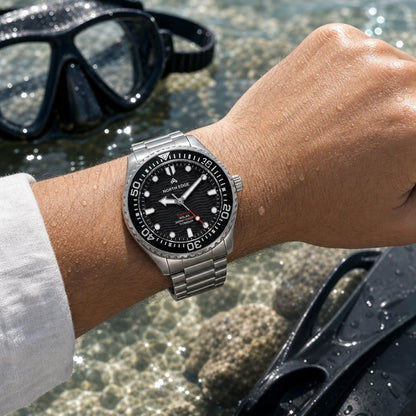 relógio masculino de mergulho North Edge Triton preto em cena de mergulho casual