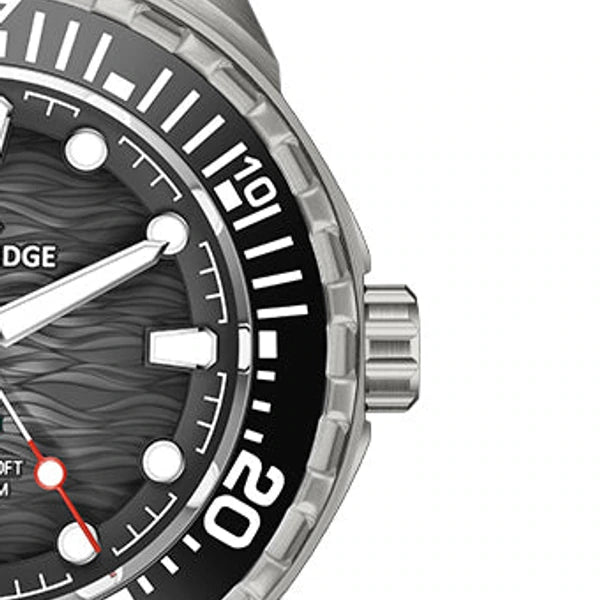 close da coroa e bezel do relógio North Edge Triton preto