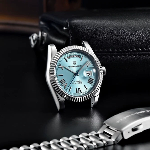 Relógio Masculino Pagani Design Imperiale 36 Ice Blue - foto real em composição sobre couro preto