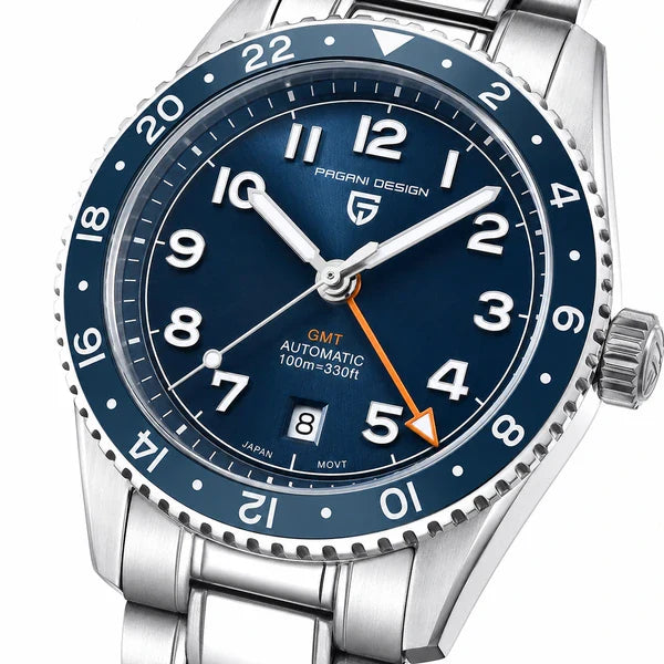 Close do dial azul com numerais GMT