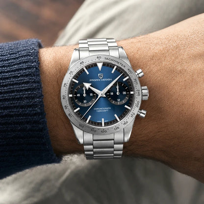 Modelo Prata Falcon no pulso em uso casual diario