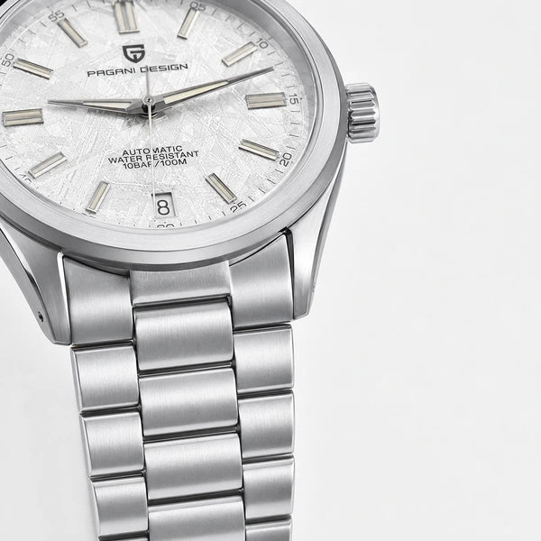 Bracelete metálico e índices claros em destaque