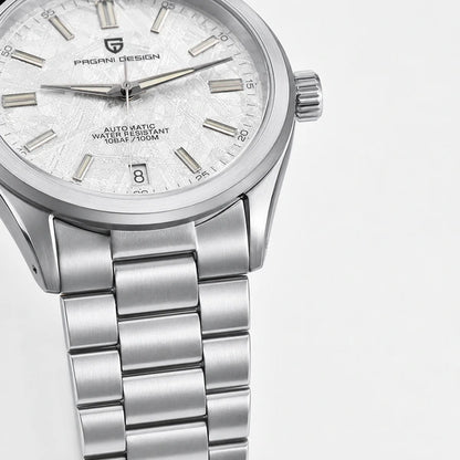 Bracelete metálico e índices claros em destaque