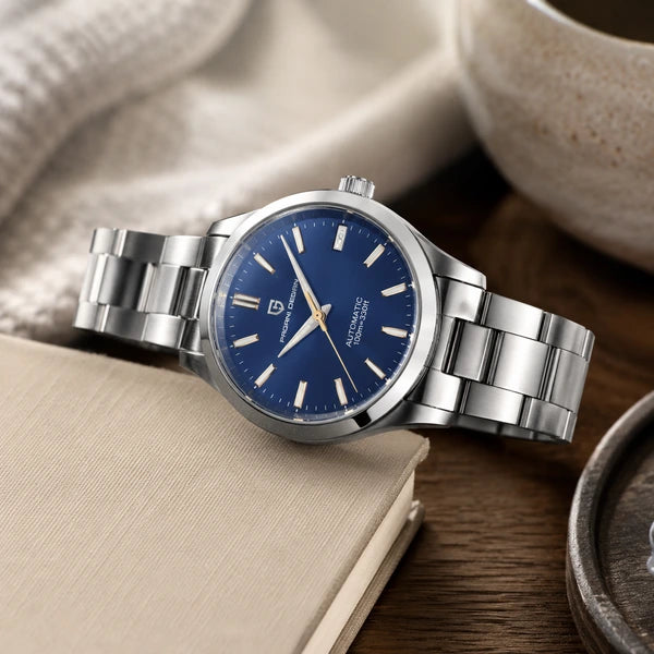 Mostrador azul sobre superfície bege elegante