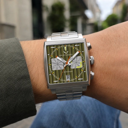 Relogio quadrado Prata Torq no pulso em estilo casual
