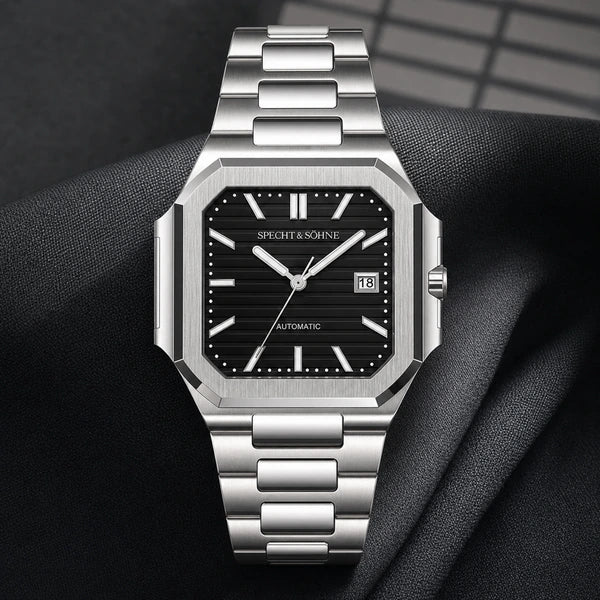 Relogio Masculino Preto Specht & Sohne Cubico Automatico em composicao editorial com tecido premium