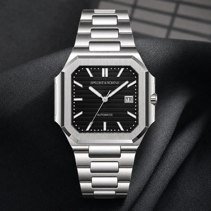 Relogio Masculino Preto Specht & Sohne Cubico Automatico em composicao editorial com tecido premium