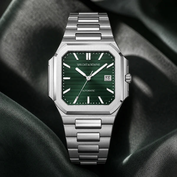 Relogio Masculino Verde Specht & Sohne Cubico Automatico em composicao editorial com tecido premium