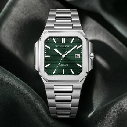 Relogio Masculino Verde Specht & Sohne Cubico Automatico em composicao editorial com tecido premium
