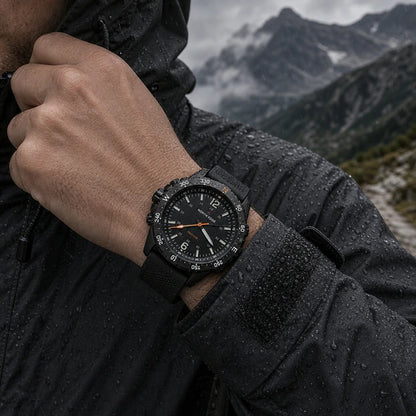 relogio masculino no pulso Photon North Edge Preto - chuva na montanha